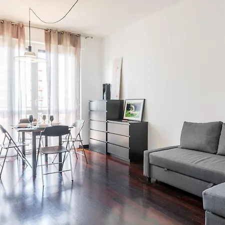 Designer Between Brera And Arco Apartman