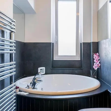 Designer Between Brera And Arco Apartman